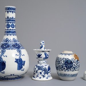 Twee Chinese blauwwitte vazen, een kandelaar en een penselenwasser, 19e eeuw — foto 3