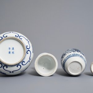 Twee Chinese blauwwitte vazen, een kandelaar en een penselenwasser, 19e eeuw — foto 6