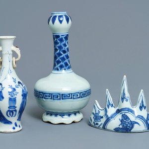 Twee Chinese blauwwitte vazen en een penselenrust, Wanli/Kangxi — foto 1