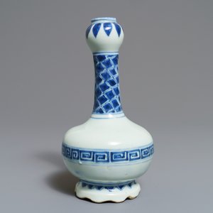 Twee Chinese blauwwitte vazen en een penselenrust, Wanli/Kangxi — foto 11