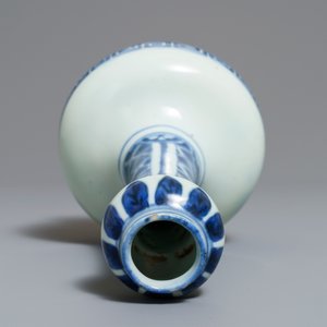 Twee Chinese blauwwitte vazen en een penselenrust, Wanli/Kangxi — foto 13