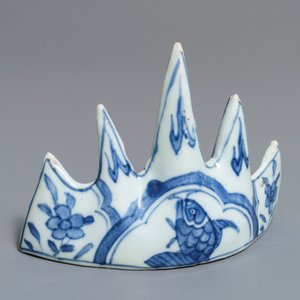 Twee Chinese blauwwitte vazen en een penselenrust, Wanli/Kangxi — foto 14