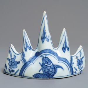 Twee Chinese blauwwitte vazen en een penselenrust, Wanli/Kangxi — foto 15