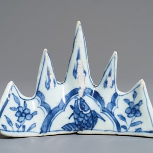 Twee Chinese blauwwitte vazen en een penselenrust, Wanli/Kangxi — foto 17