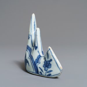 Twee Chinese blauwwitte vazen en een penselenrust, Wanli/Kangxi — foto 18