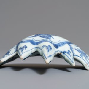 Twee Chinese blauwwitte vazen en een penselenrust, Wanli/Kangxi — foto 19