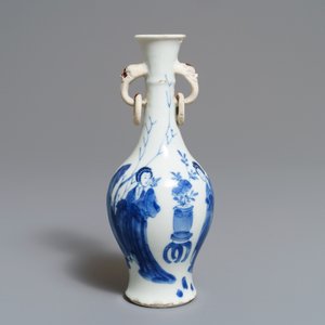 Twee Chinese blauwwitte vazen en een penselenrust, Wanli/Kangxi — foto 2