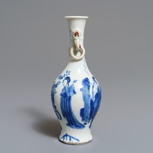 Twee Chinese blauwwitte vazen en een penselenrust, Wanli/Kangxi — foto 3