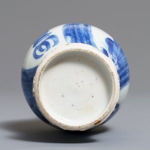 Twee Chinese blauwwitte vazen en een penselenrust, Wanli/Kangxi — foto 6