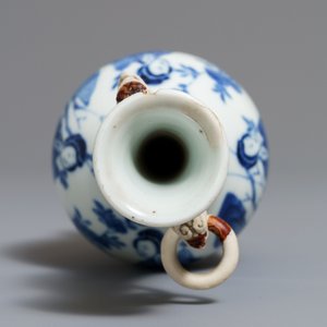 Twee Chinese blauwwitte vazen en een penselenrust, Wanli/Kangxi — foto 7