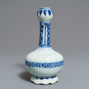Twee Chinese blauwwitte vazen en een penselenrust, Wanli/Kangxi — foto 8