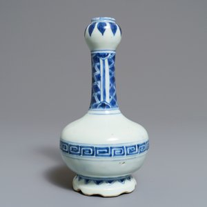 Twee Chinese blauwwitte vazen en een penselenrust, Wanli/Kangxi — foto 10