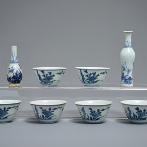 Twee Chinese blauwwitte vazen en zes theekommen, Hatcher cargo, Transitie periode — foto 1