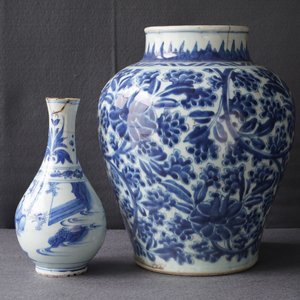 Twee Chinese blauwwitte vazen, Kangxi en Transitie periode — foto 12
