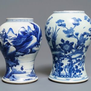 Twee Chinese blauwwitte vazen met een landschap en met vogels bij bloesems, Kangxi — foto 1