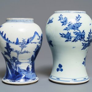 Twee Chinese blauwwitte vazen met een landschap en met vogels bij bloesems, Kangxi — foto 3