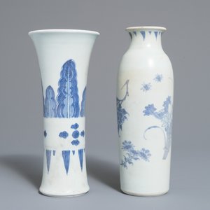 Twee Chinese blauwwitte vazen met floraal decor, Hatcher cargo, Transitie periode — foto 2