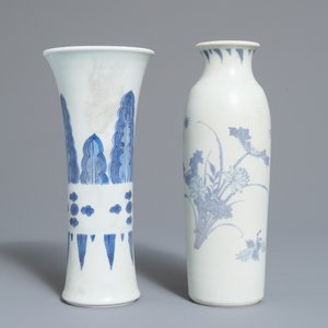 Twee Chinese blauwwitte vazen met floraal decor, Hatcher cargo, Transitie periode — foto 3