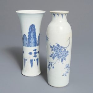 Twee Chinese blauwwitte vazen met floraal decor, Hatcher cargo, Transitie periode — foto 7