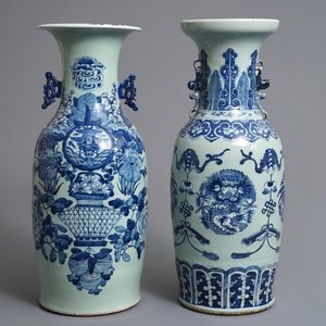 Twee Chinese blauwwitte vazen op celadon fondkleur, 19e eeuw — foto 1