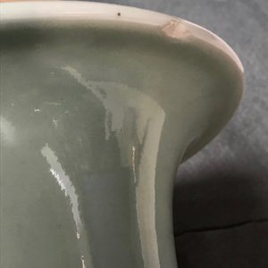 Twee Chinese blauwwitte vazen op celadon fondkleur, 19e eeuw — foto 7