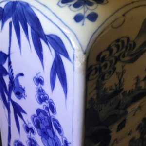 Twee Chinese blauwwitte vierkante theebussen met deksels, Kangxi — foto 11