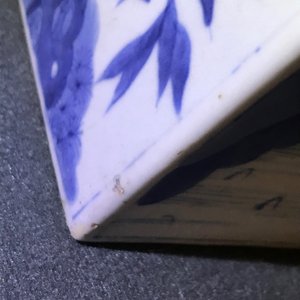 Twee Chinese blauwwitte vierkante theebussen met deksels, Kangxi — foto 12