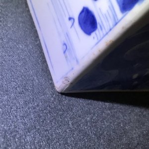 Twee Chinese blauwwitte vierkante theebussen met deksels, Kangxi — foto 13