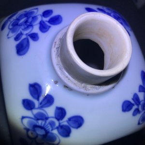 Twee Chinese blauwwitte vierkante theebussen met deksels, Kangxi — foto 24