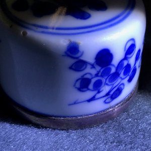 Twee Chinese blauwwitte vierkante theebussen met deksels, Kangxi — foto 27