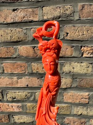 Twee Chinese bloedkoralen figuren van godinnen, 19/20e eeuw — foto 2