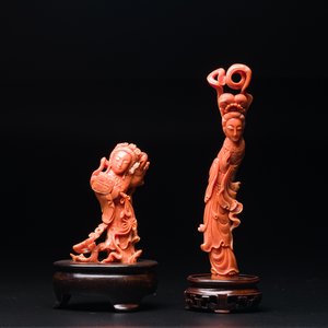 Twee Chinese bloedkoralen figuren van godinnen, 19/20e eeuw — foto 1
