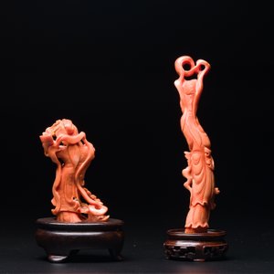Twee Chinese bloedkoralen figuren van godinnen, 19/20e eeuw — foto 3