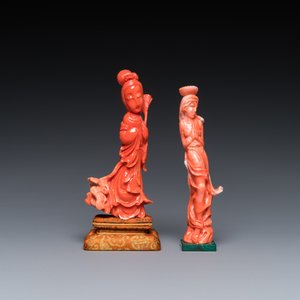 Twee Chinese bloedkoralen sculpturen van staande dames, 19/20e eeuw — foto 2