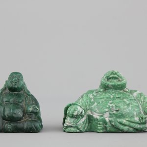 Twee Chinese boeddhafiguren gegraveerd in groene hardsteen, 20e eeuw — foto 1