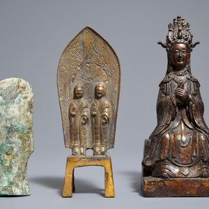 Twee Chinese bronzen figuren en een bronzen bijlpunt, mogelijk Han en Ming — foto 2