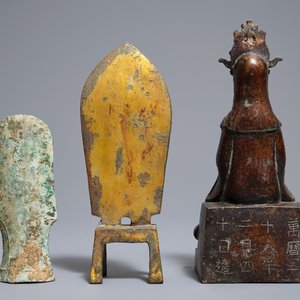 Twee Chinese bronzen figuren en een bronzen bijlpunt, mogelijk Han en Ming — foto 4