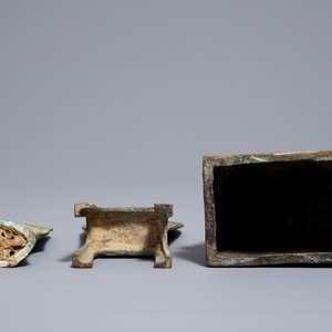Twee Chinese bronzen figuren en een bronzen bijlpunt, mogelijk Han en Ming — foto 6