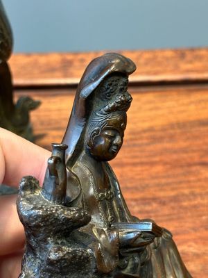 Twee Chinese bronzen figuren van Wenchang en Guanyin, Ming — foto 14