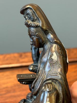Twee Chinese bronzen figuren van Wenchang en Guanyin, Ming — foto 15