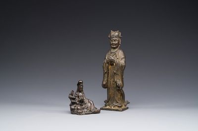 Twee Chinese bronzen figuren van Wenchang en Guanyin, Ming