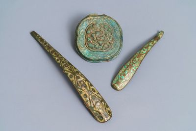 Twee Chinese bronzen gordelhaken met inlegwerk en een ornament, Zhou of Han