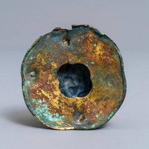 Twee Chinese bronzen gordelhaken met inlegwerk en een ornament, Zhou of Han — foto 3