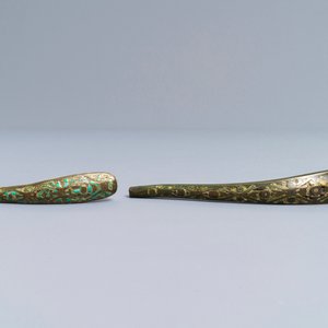 Twee Chinese bronzen gordelhaken met inlegwerk en een ornament, Zhou of Han — foto 4