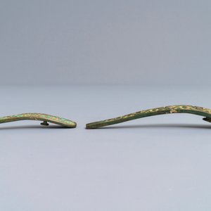 Twee Chinese bronzen gordelhaken met inlegwerk en een ornament, Zhou of Han — foto 6