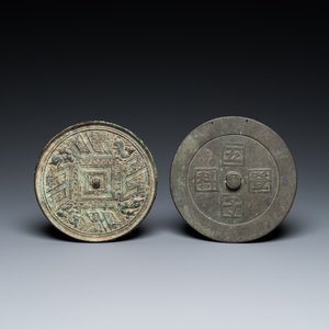 Twee Chinese bronzen spiegels, Tang of later — foto 1