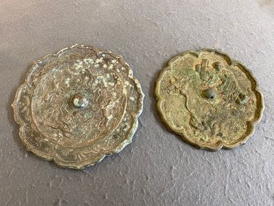 Twee Chinese bronzen spiegels, Tang of later — foto 1