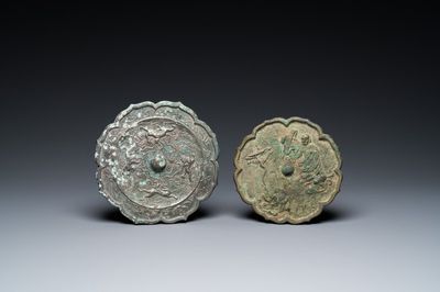 Twee Chinese bronzen spiegels, Tang of later