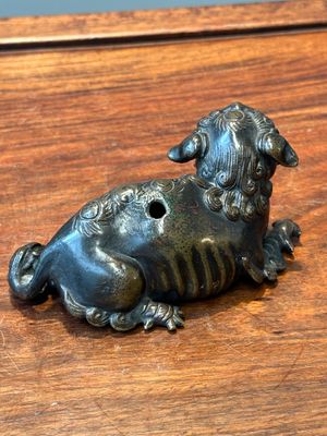 Twee Chinese bronzen waterdruppelaars, Ming/Qing — foto 12
