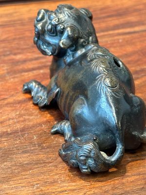 Twee Chinese bronzen waterdruppelaars, Ming/Qing — foto 16